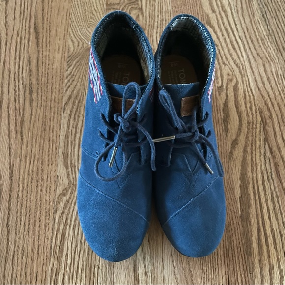 TOMS Navy Blue Embroidered Suede Wedge SZ8 - Picture 2 of 9